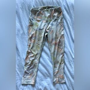 RBX Capri Leggings with Pockets in floral / tropical pattern size medium